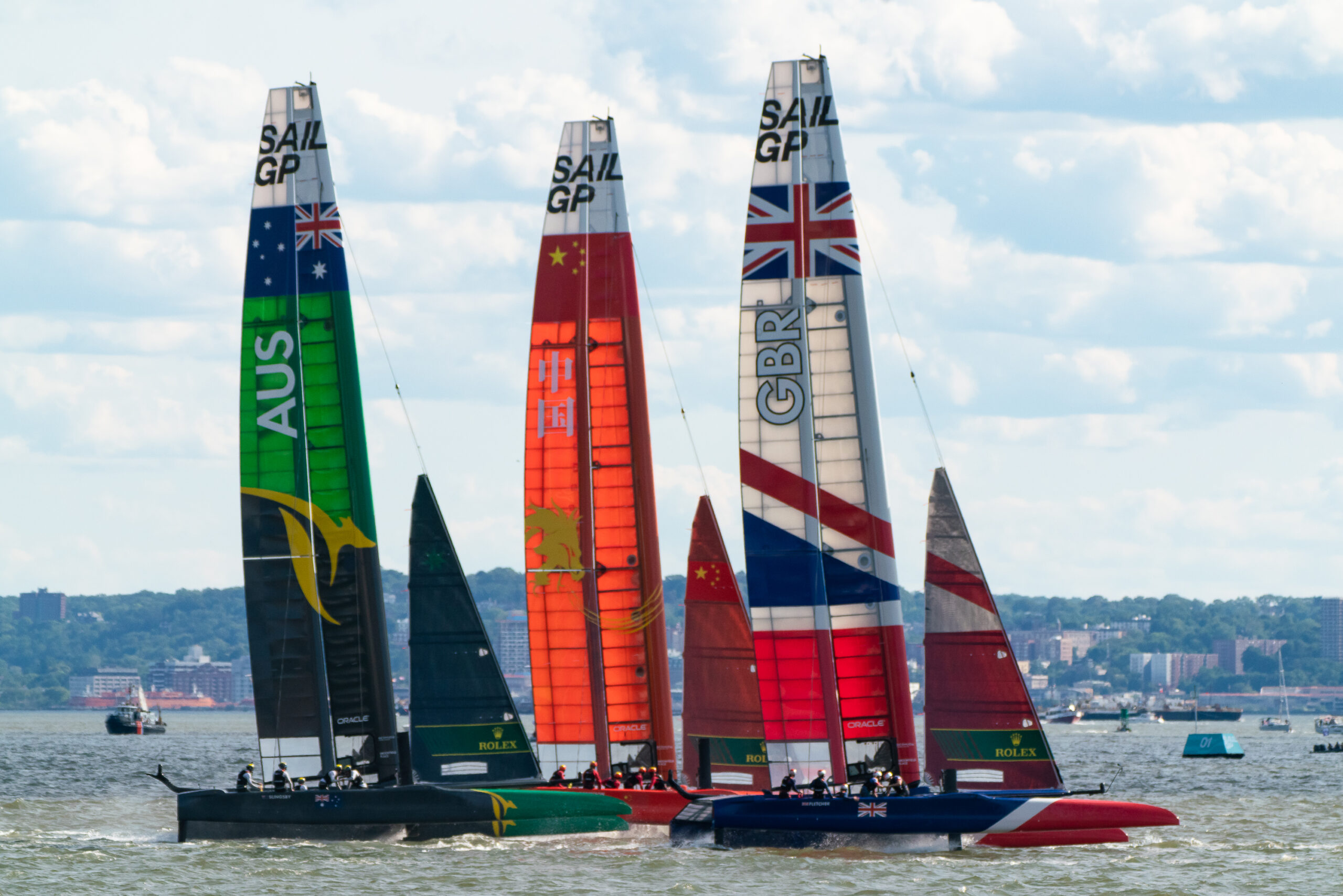 Atletas en trajes de neopreno navegando en barcos de alta tecnología en la competición de SAIL GP.