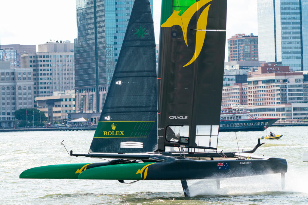 Atletas en trajes de neopreno navegando en barcos de alta tecnología en la competición de SAIL GP.Ropa para navegar extrema