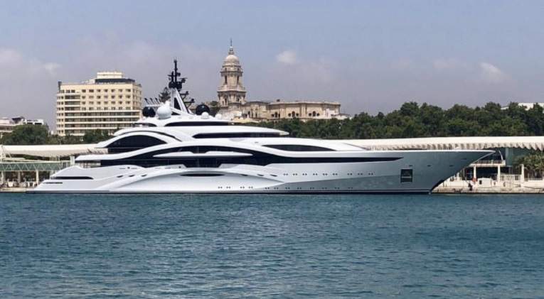 superyate atracado en Málaga
